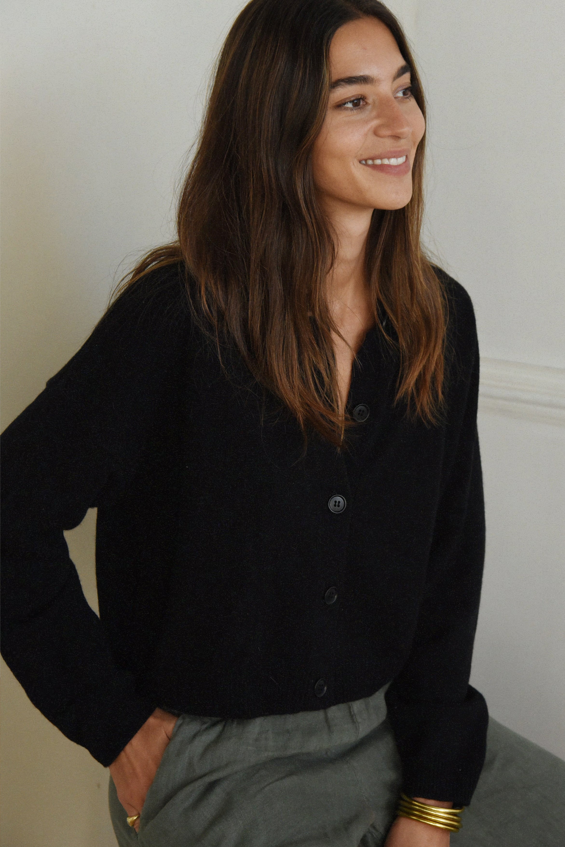 The Cashmere Kaia Cropped Cardigan // Noir