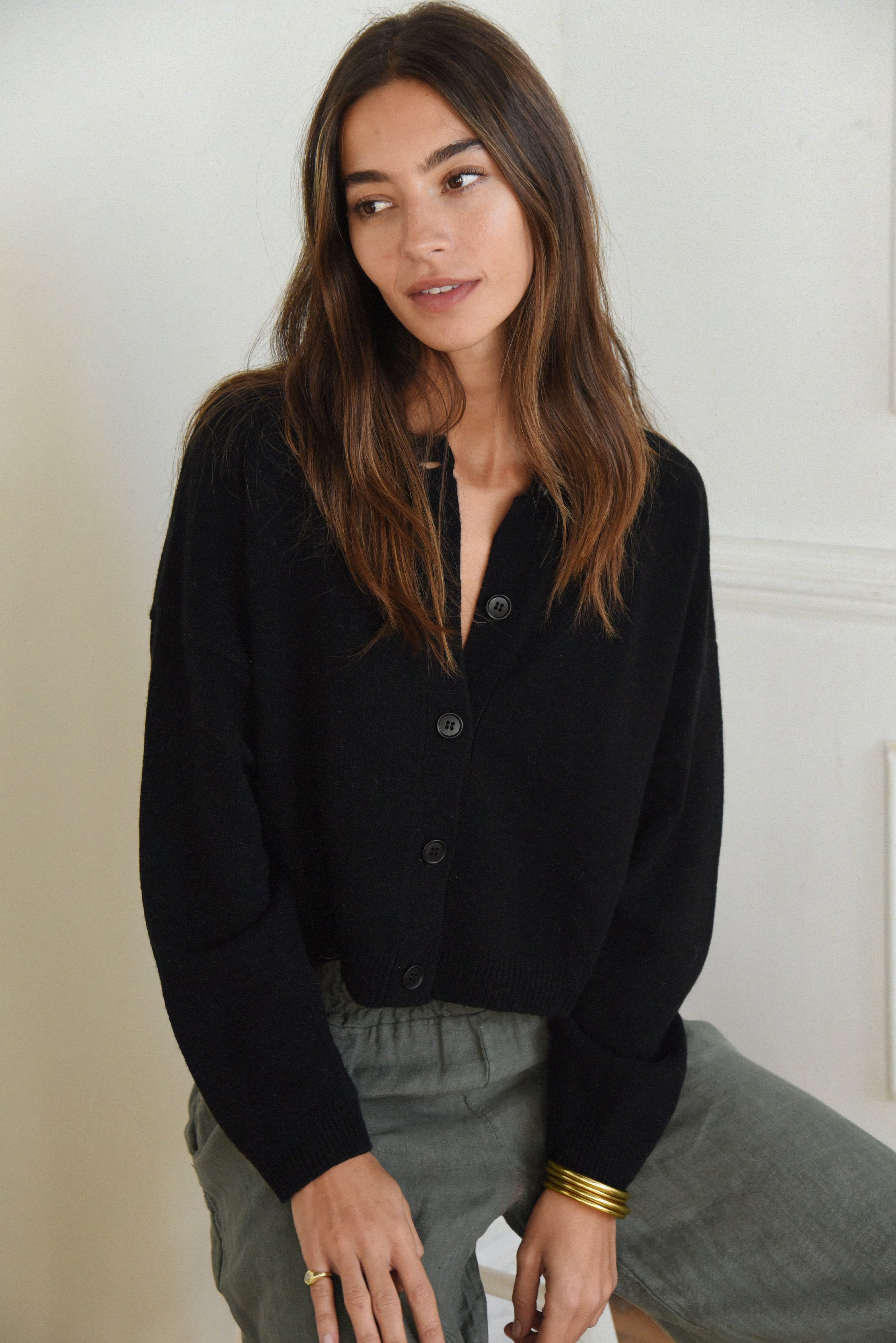 The Cashmere Kaia Cropped Cardigan // Noir