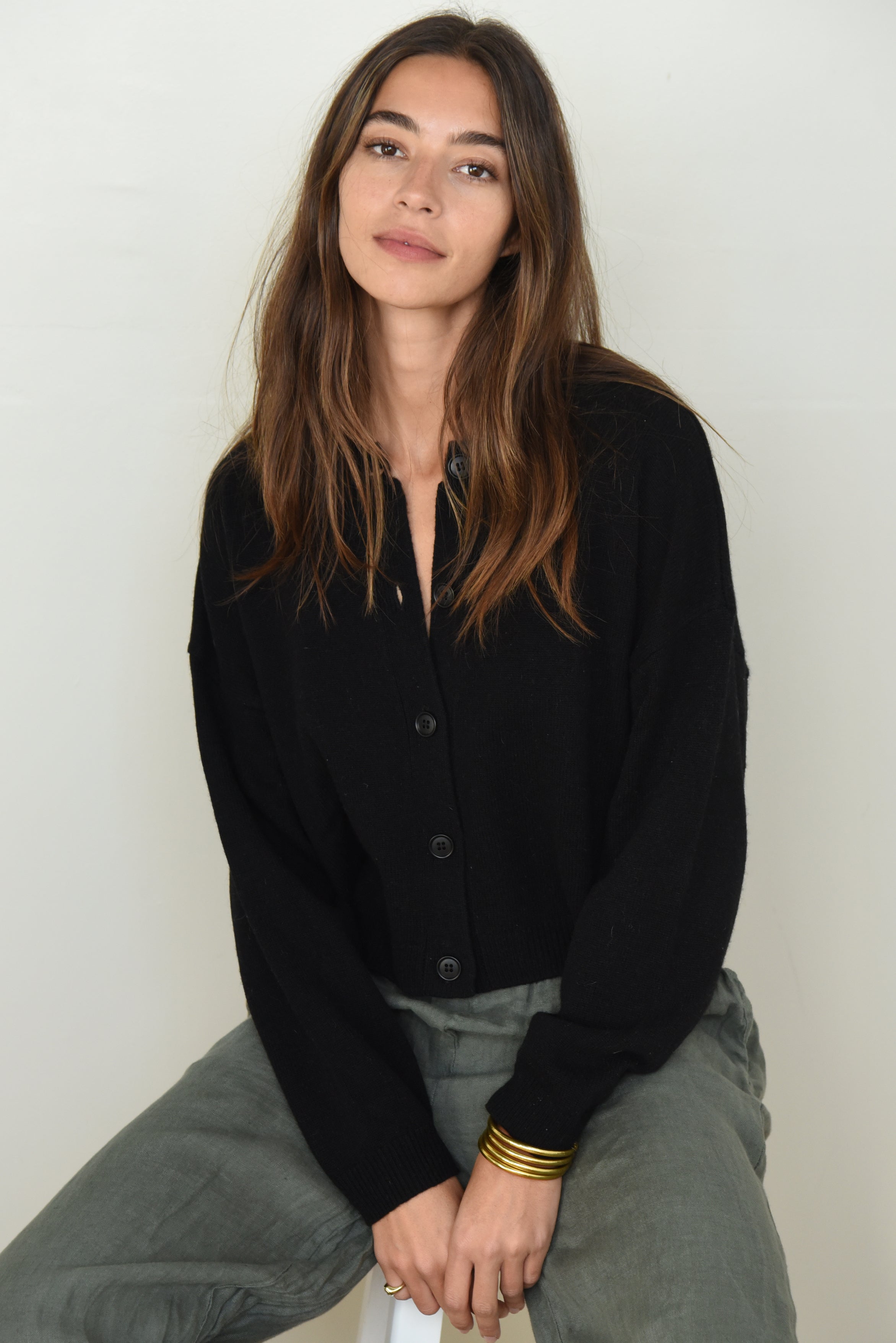 The Cashmere Kaia Cropped Cardigan // Noir